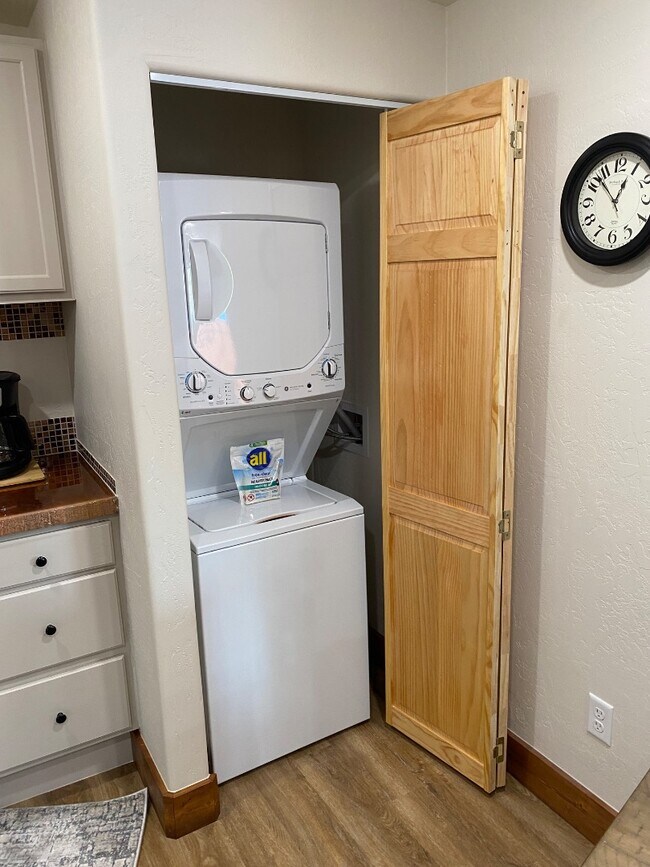 Building Photo - 444 E Montezuma Ave