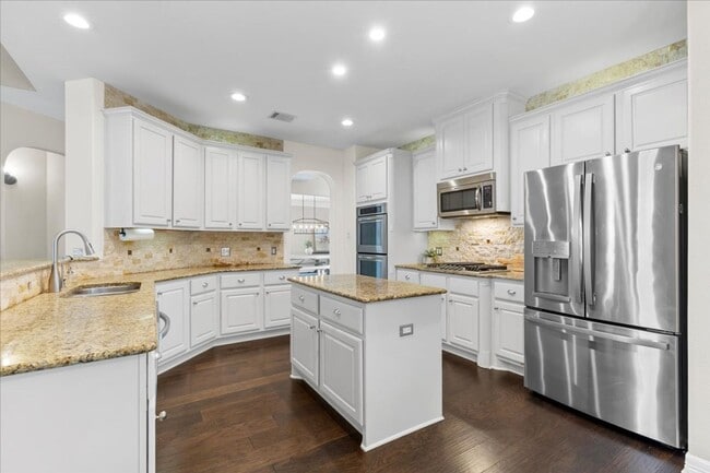 Building Photo - 4 Bedroom 3.5 Bath Heights At Stone Oak Subdivision