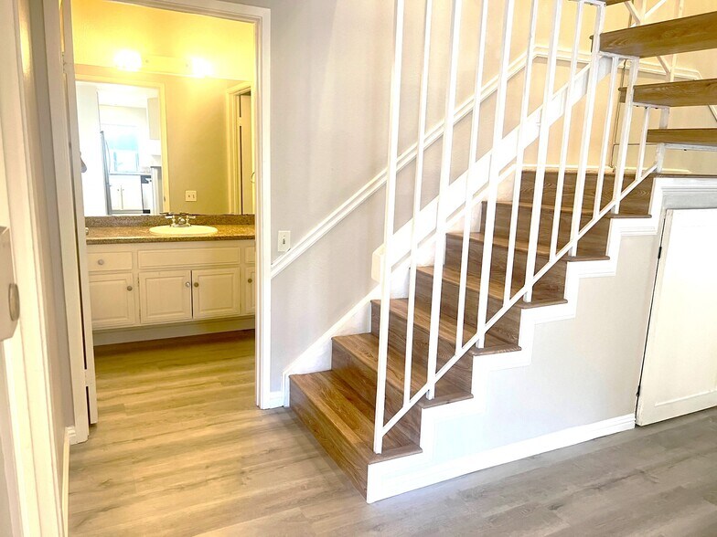 Building Photo - 10659 Caminito Cascara