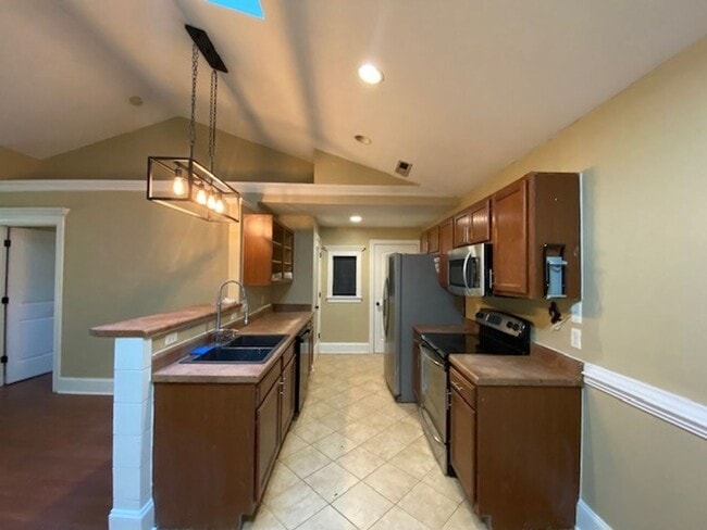 Building Photo - Welcome to this stunning 3-bedroom, 2-bath...