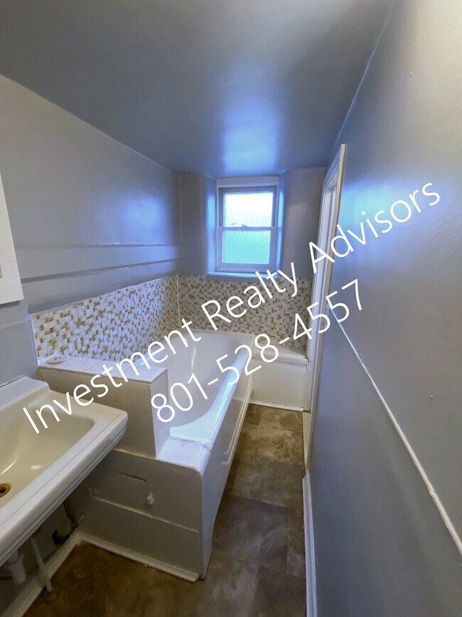 Building Photo - 234 1/2 N Spencer Ct-