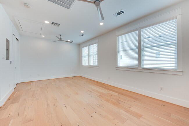 Building Photo - 425 W 21st St