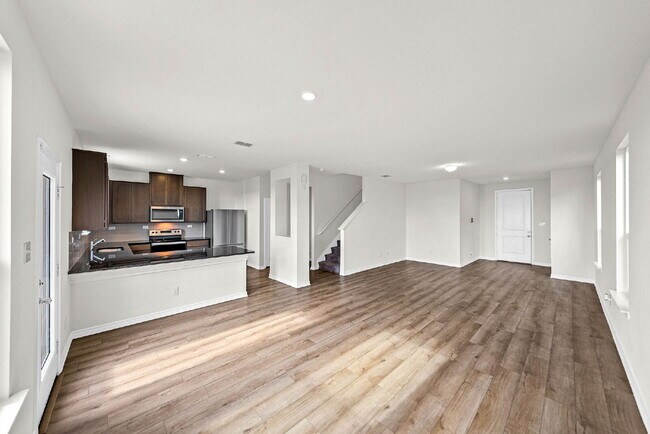 Building Photo - 1 MONTH FREE RENT WITH 18 - 24 MONTH LEASE!!! AVAILABLE THROUGH MARCH ONLY!