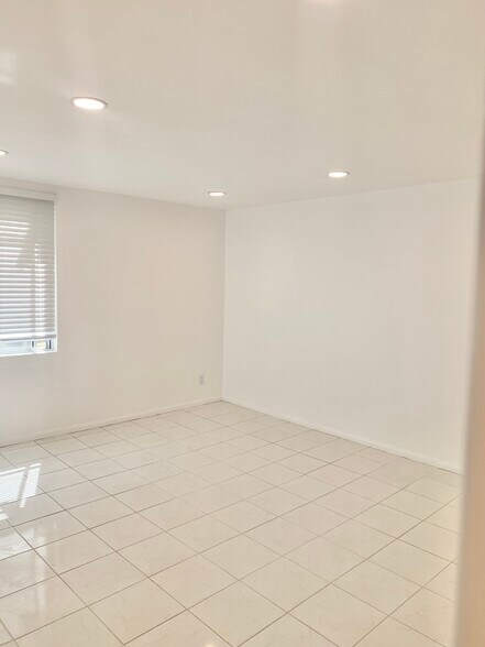 Building Photo - 5301 Balboa Blvd