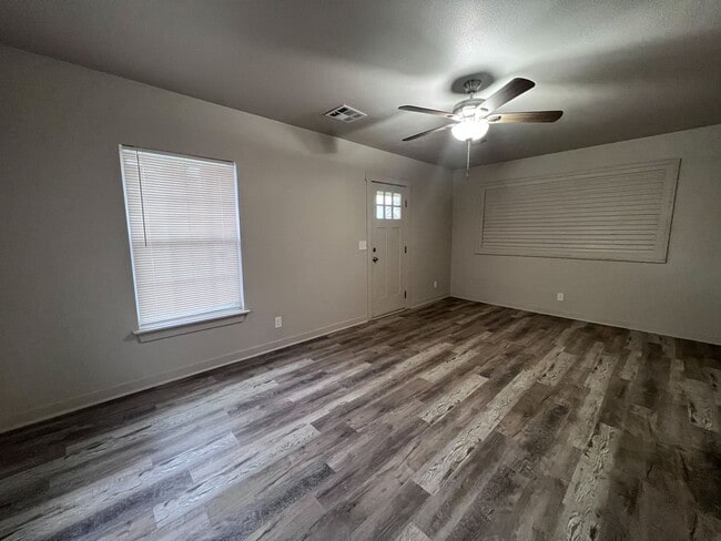 Building Photo - Adorable 1 bedroom Studio duplex