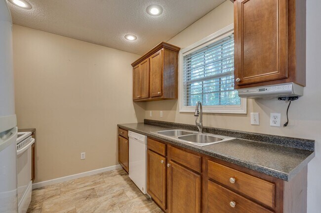 Building Photo - 2 br/ 2.5 bath condo in Johnson City TN