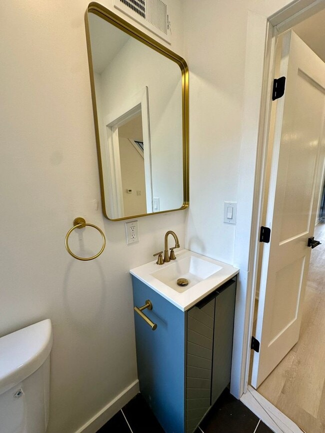 Building Photo - Fully renovated, bright, and spacious 3-bedroom, 1.5-bath home in an amazing location.