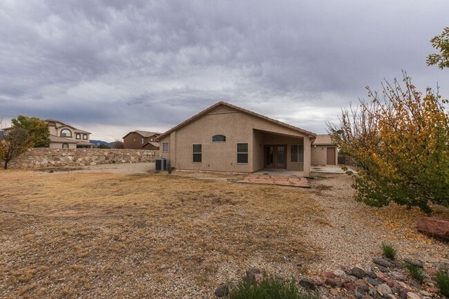 Building Photo - Nice Large Home in Sonoma Ranch—-Will go f...