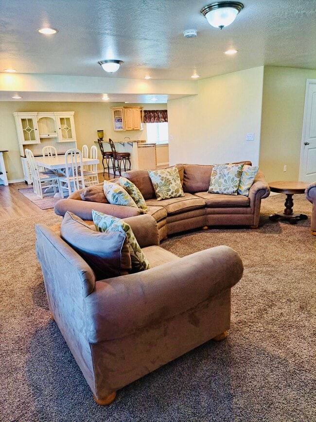 Building Photo - 334 W Shadow Ridge Dr
