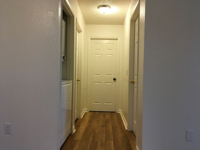 Building Photo - SPACIOUS 2 BEDROOM / 2 BATHROOM CONDO AVAILABLE $1,650.00 PER MONTH