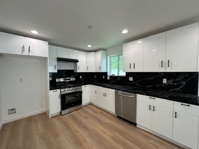 Building Photo - Brand new 2-bedroom 2-bathroom designed fo...