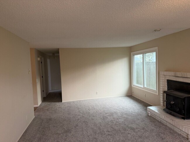 Building Photo - COMING SOON! 3 bedroom, 1.5 bath house in Eugene!