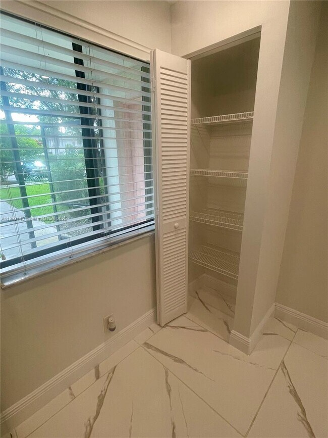 Building Photo - 403 Lakeview Dr