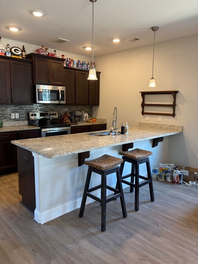 Building Photo - AVAILABLE NOW! (Pet Friendly)