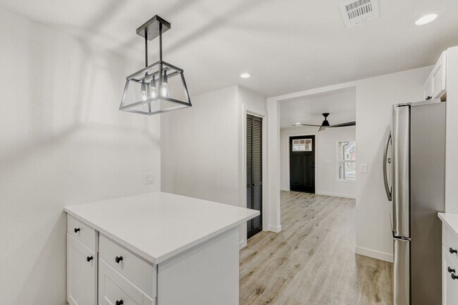 Building Photo - 946 Pratt St