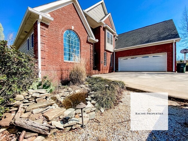 Building Photo - **Your Dream Home Awaits in This Exceptional Cul-de-Sac Retreat**