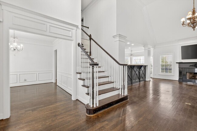 Building Photo - Beautiful 6BR Executive Brentwood Home with Pool