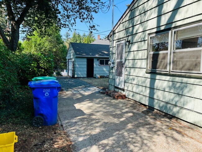 Building Photo - 3 Bedroom/1 Bath Bungalow in Woodstock neighborhood
