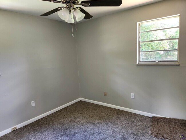 Building Photo - 215 Palomino Ln