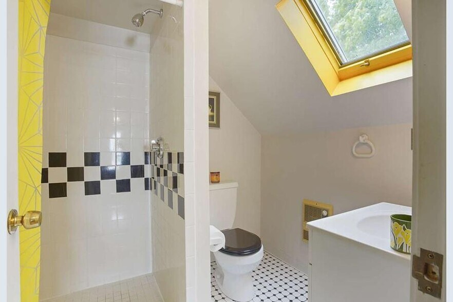 Building Photo - 28 Foch St