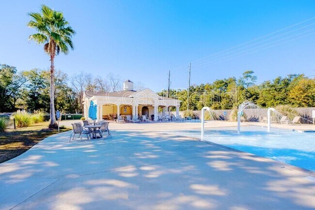 Building Photo - 2252 Beach Dr