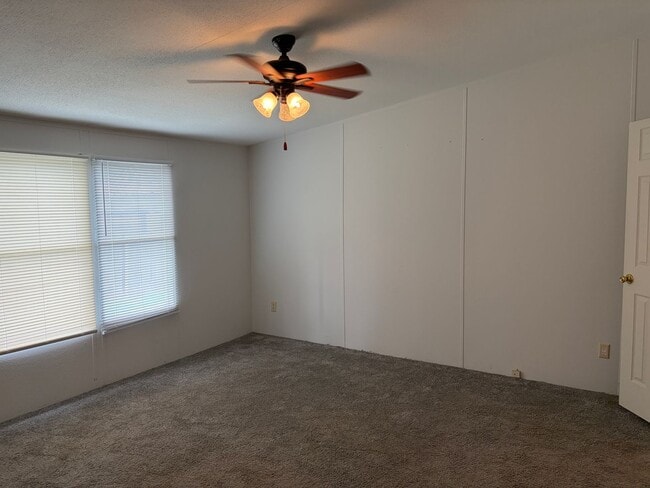 Building Photo - Trailer house; 3 bed 2 bath