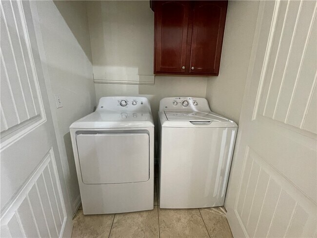 Building Photo - 2814 Vly W Ct