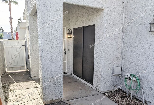 Building Photo - 3 BEDROOM 3 BATH END UNIT TOWNHOME IN GATE...