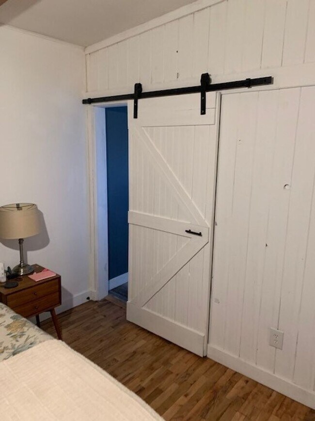 Building Photo - 3 Bed 2 Bath Single level FULLY FURNISHED