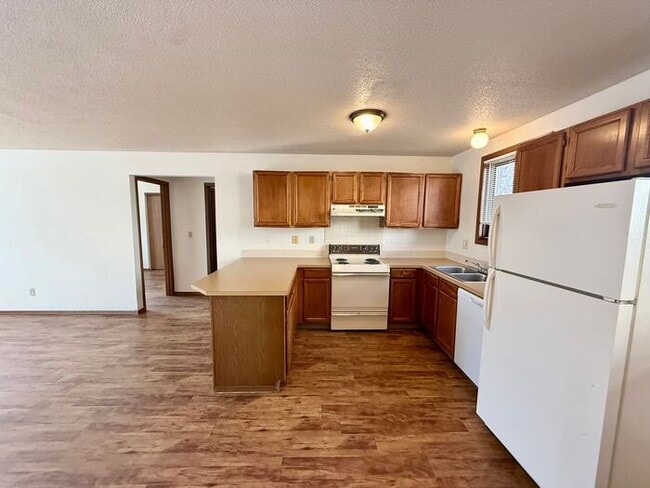 Building Photo - Cozy 2 Bed/1 Bath Apartment in North Loveland. New Wood Floors!