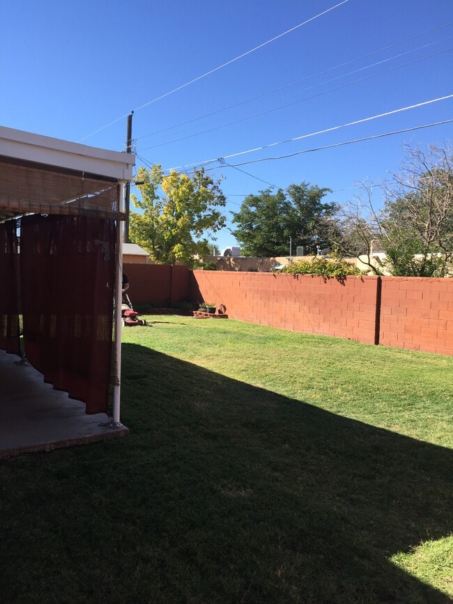 Building Photo - 709 Palomas Dr NE