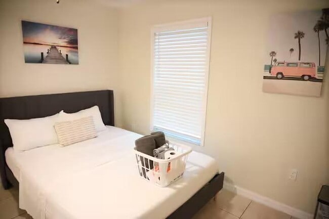 Building Photo - 826 N Lincoln Ave