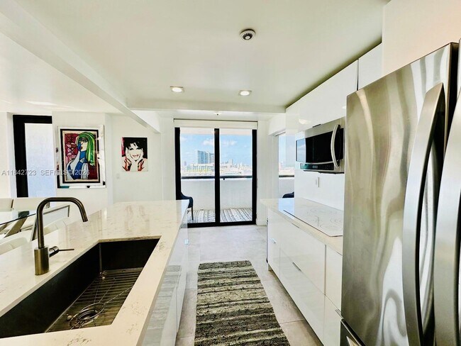 Building Photo - 2555 Collins Ave
