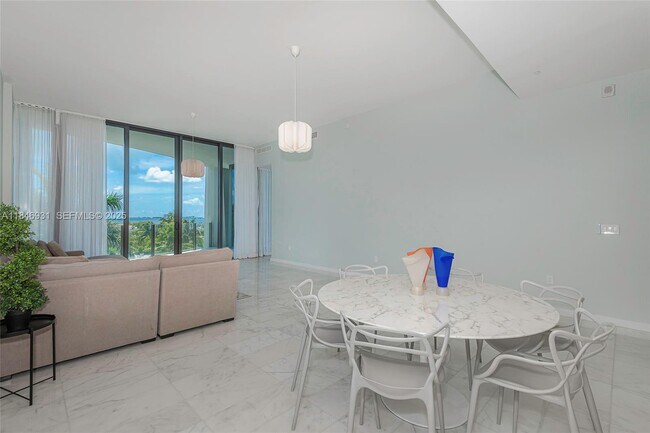 Building Photo - 2821 S Bayshore Dr