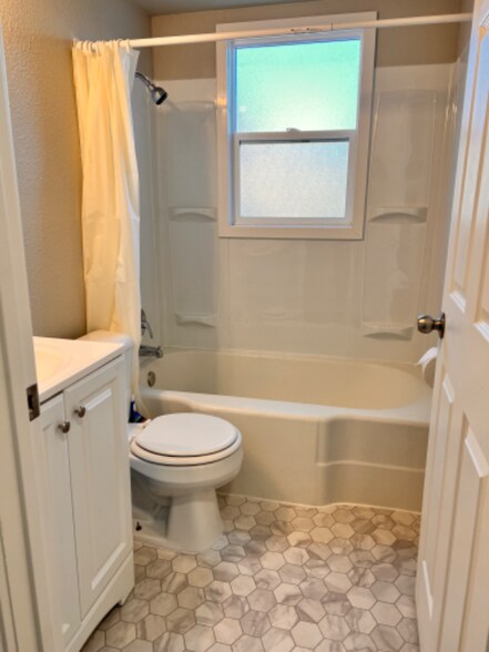 Building Photo - 1813 Pleasant St