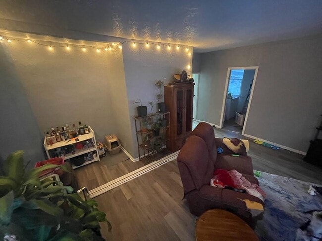 Building Photo - 1725 W 1st St