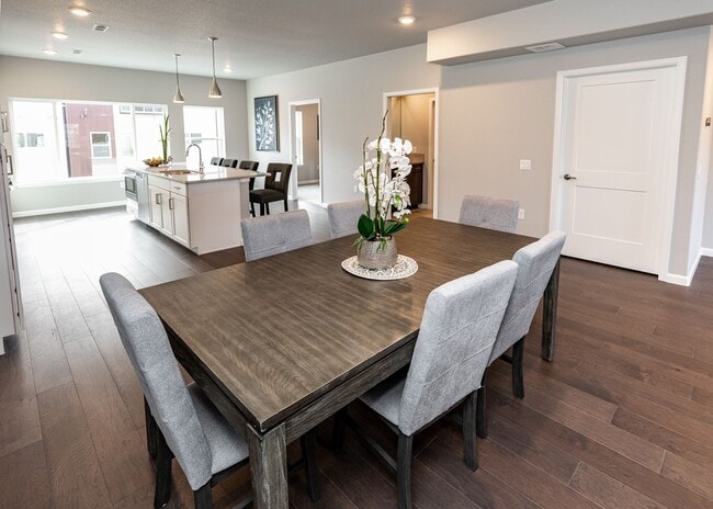 Building Photo - Luxury Executive Westside Townhouse with E...