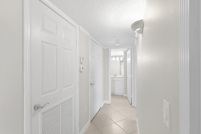 Building Photo - 5049 N Hwy A1A