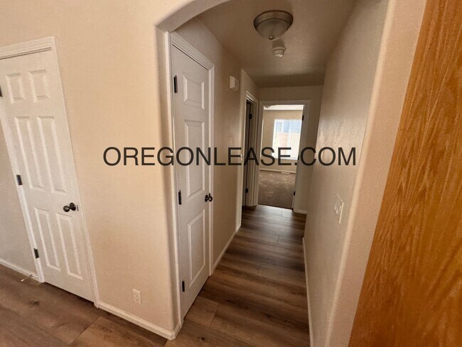 Building Photo - Newly remodeled West Eugene Home