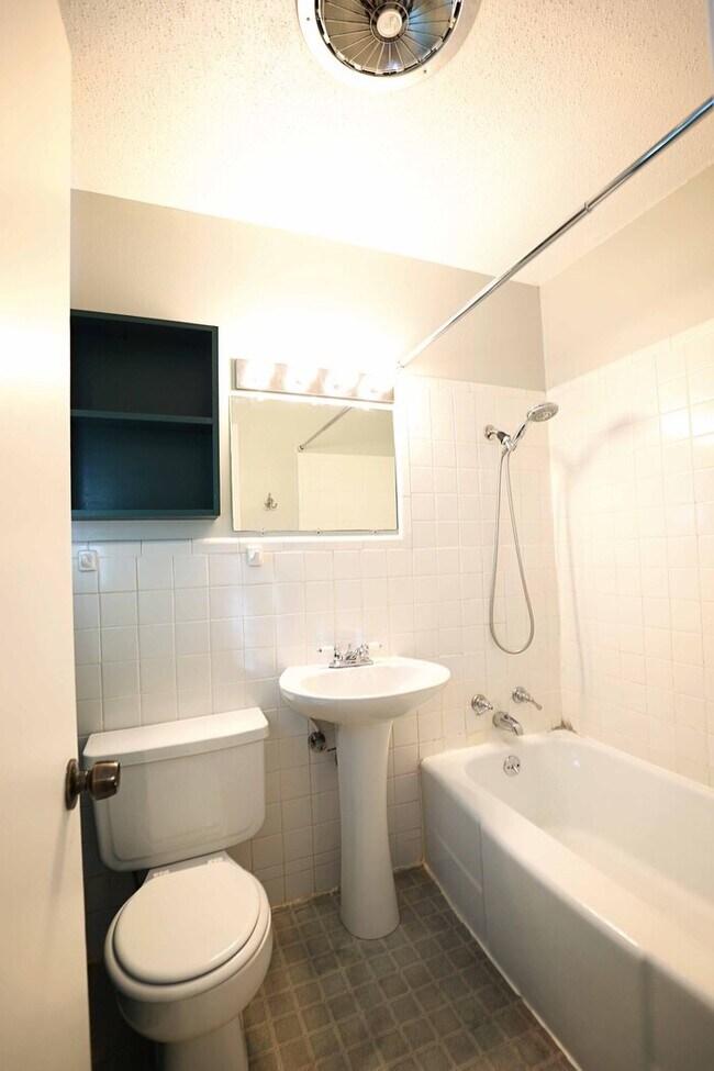 Building Photo - Warr Acres