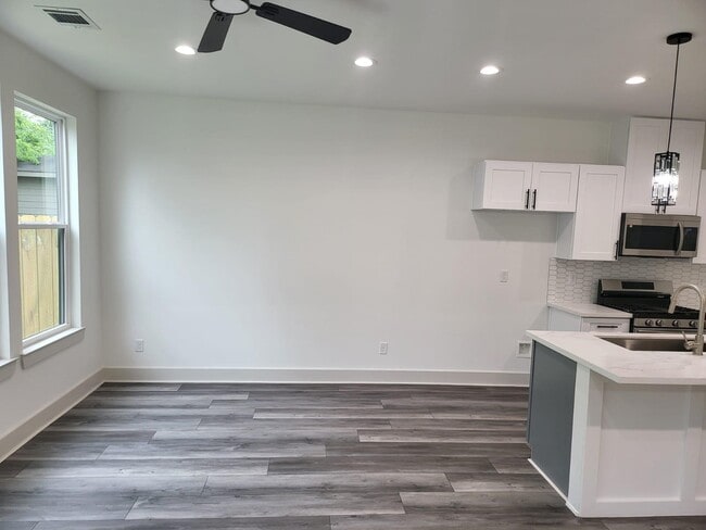 Building Photo - 4618 Davenport St