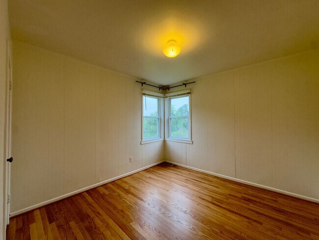 Building Photo - Charming 2 Bedroom/1 Bathroom Home at Laur...