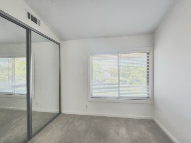 Building Photo - Spacious & bright 3 bedroom 2 bath home in...