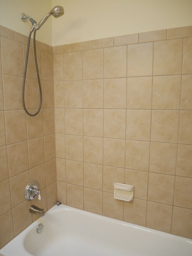 Building Photo - Modernized 2 Bedroom Rowhome in Baltimore