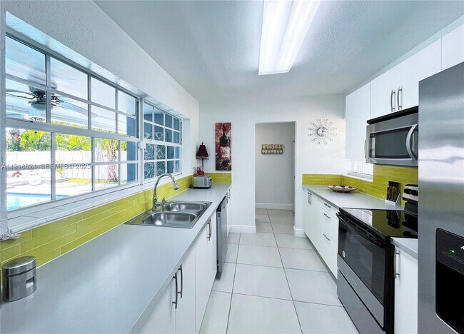 Building Photo - 4420 NW 30th Ct