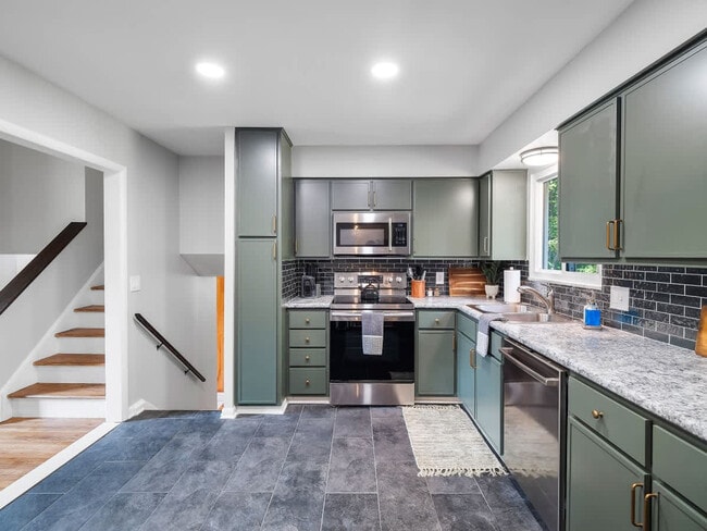 Building Photo - 670 Treeside Dr