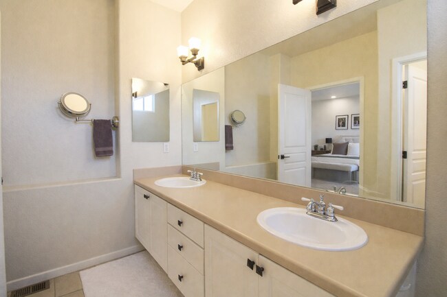 Building Photo - Beautiful 3 Bed, 2.5 Bath Townhome with A/C and 2-Car Garage