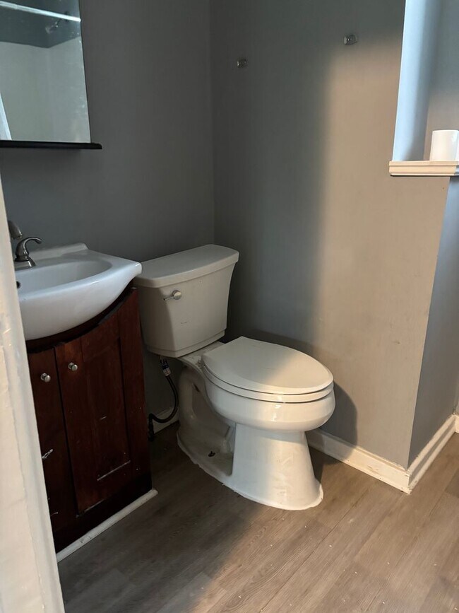 Building Photo - Charming spacious 4-bedroom home. Section ...