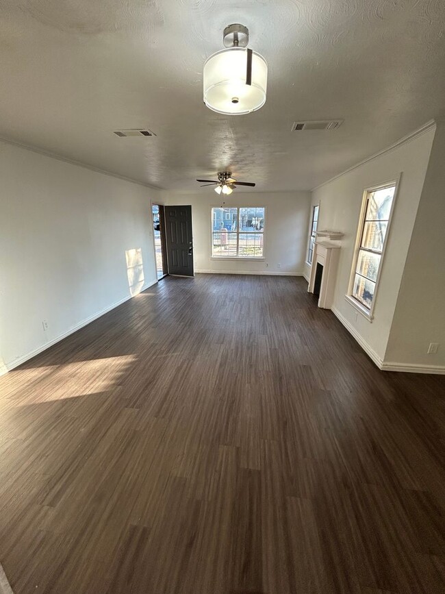 Building Photo - Upgrade your living arrangements