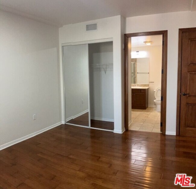 Building Photo - 1401 S St Andrews Pl